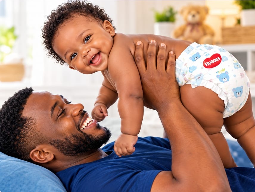 Papa jouant avec son bébé